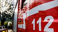 Ein Feuerwehrfahrzeug steht am Einsatzort (Symboldbild). Wegen vorsätzlicher Brandstiftung muss sich ein 21-Jähriger vor dem Landgericht Coburg verantworten.