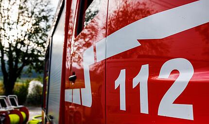 Ein Feuerwehrfahrzeug steht am Einsatzort (Symboldbild). Wegen vors&auml;tzlicher Brandstiftung muss sich ein 21-J&auml;hriger vor dem Landgericht Coburg verantworten.