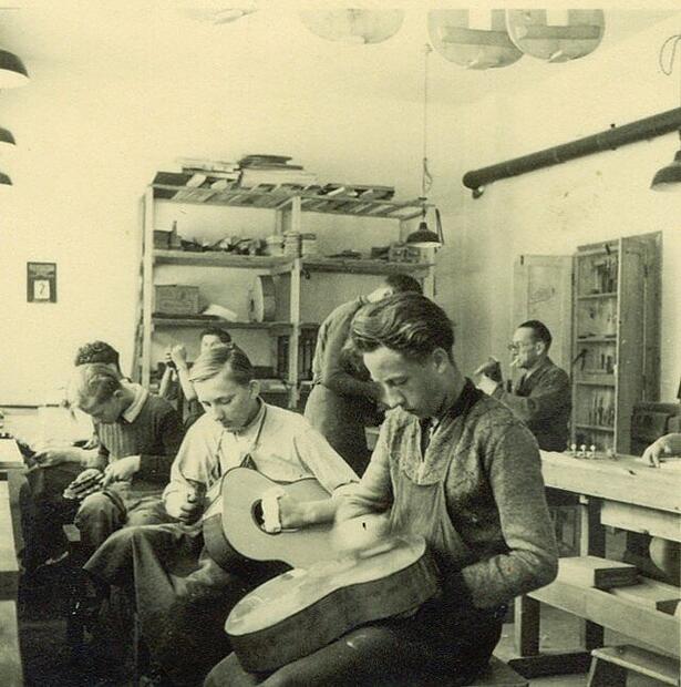 Rudolf Mettal, Ausbildungsmeister f&uuml;r Zupfinstrumentenbau, mit seinen Sch&uuml;lern, 1951 in Bubenreuth.