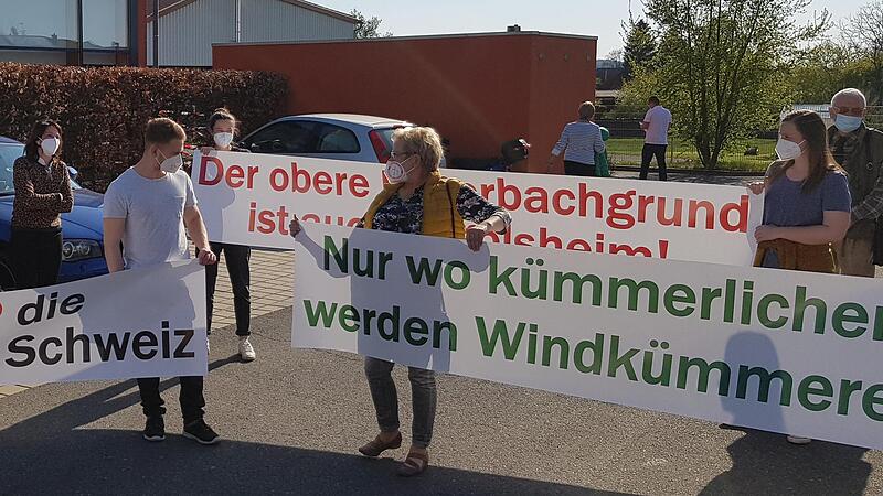 Mit Transparenten gegen die   Pläne der   Windkümmerer –  die Anwohner setzten sich gegen die Pläne für Windräder durch.Forchheim & Fränkische Schweiz