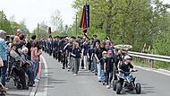 Die Jubelwehr f&uuml;hrt den Festzug durch Stappenbach an.
