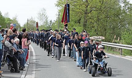 Die Jubelwehr f&uuml;hrt den Festzug durch Stappenbach an.