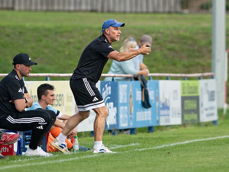 Der Dampfacher Trainer Oliver Kröner gibt seinen Spielern Anweisungen.