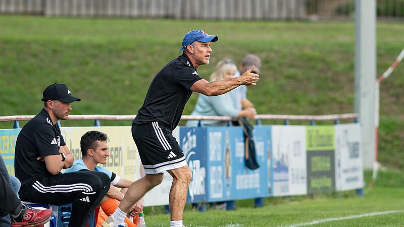 Der Dampfacher Trainer Oliver Kröner gibt seinen Spielern Anweisungen. Der Dampfacher Trainer Oliver Kröner gibt seinen Spielern Anweisungen.