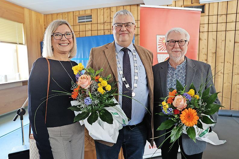 ei Organisationstalente standen beim Neujahrsempfang der Gemeinde Trebgast im Mittelpunkt: Bürgermeister Herwig Neumann würdigte die Arbeit von Jacqueline Ramming, der Leiterin der Kindertagesstätte Trebgast, und von Hans Moos von der örtlichen Ku... ei Organisationstalente standen beim Neujahrsempfang der Gemeinde Trebgast im Mittelpunkt: Bürgermeister Herwig Neumann würdigte die Arbeit von Jacqueline Ramming, der Leiterin der Kindertagesstätte Trebgast, und von Hans Moos von der örtlichen Ku...