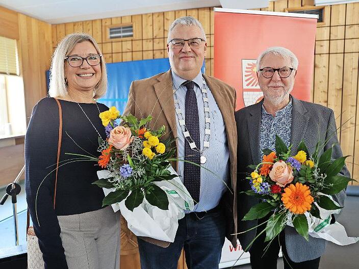 ei Organisationstalente standen beim Neujahrsempfang der Gemeinde Trebgast im Mittelpunkt: B&uuml;rgermeister Herwig Neumann w&uuml;rdigte die Arbeit von Jacqueline Ramming, der Leiterin der Kindertagesst&auml;tte Trebgast, und von Hans Moos von der &ouml;rtlichen Ku...