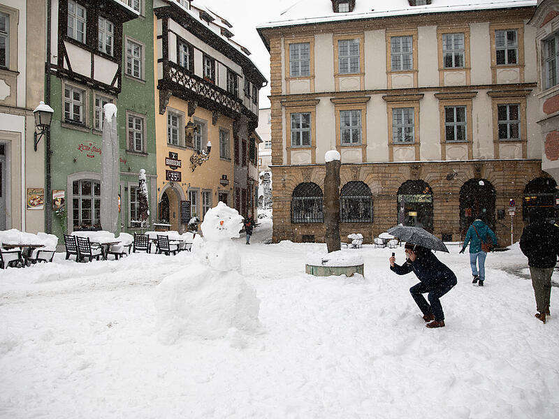 Ist das der gr&ouml;&szlig;te Schneemann Bambergs? Am Pfahlpl&auml;tzchen steht dieses Exemplar.