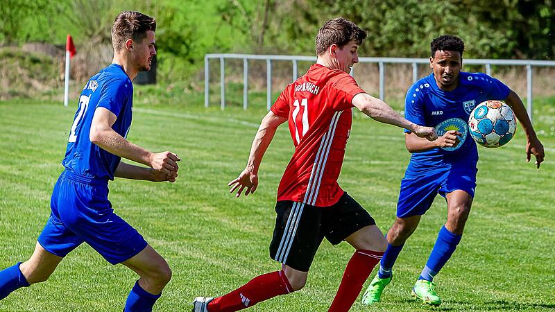 Der &bdquo;Nullachter&ldquo; Tim Hofmann ist im Kulmbacher Stadtduell vor den beiden VfBlern Luis Lautner (links) und  Daniel Tesfaldet am Spielobjekt.
