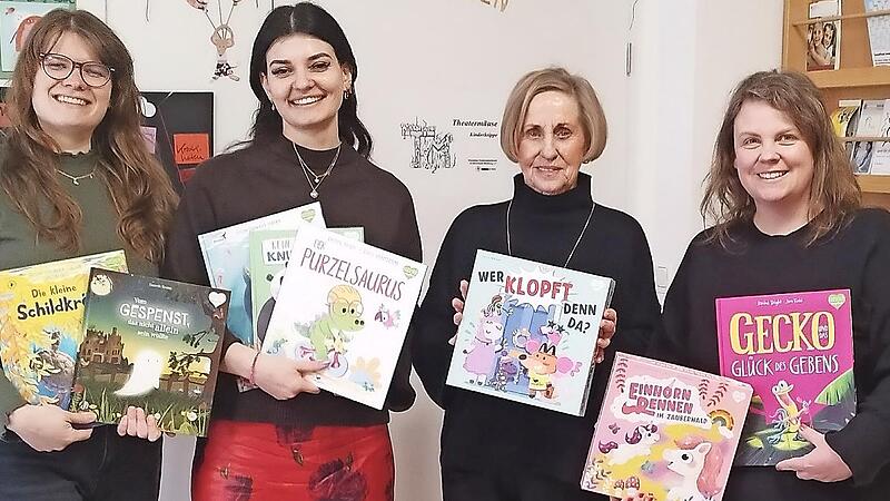 Virginie Ehlert vom Magellan-Verlag (ganz rechts) &uuml;bergibt die Spende an die Vorsitzende des Kinderschutzbundes Annerose Ackermann (Zweite von rechts).