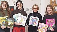 Virginie Ehlert vom Magellan-Verlag (ganz rechts) &uuml;bergibt die Spende an die Vorsitzende des Kinderschutzbundes Annerose Ackermann (Zweite von rechts).