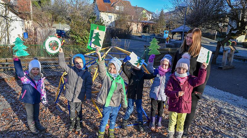 Stolz zeigen Vorschulkinder aus der Kita in Lauter Karten, die sie f&uuml;r Senioren gebastelt und signiert haben.