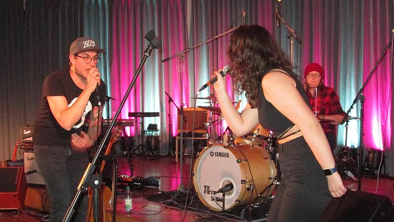 Kontr&auml;res Duo. Helen und Nils von der Band &bdquo;Klub Mate&ldquo; liefern sich ein Gesangduell.