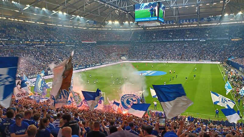 "Schon beim Aufw&auml;rmen der Spieler herrschte eine Hammerstimmung im Stadion", berichtet Schalke-Fan Ingo D&ouml;rnh&ouml;fer.