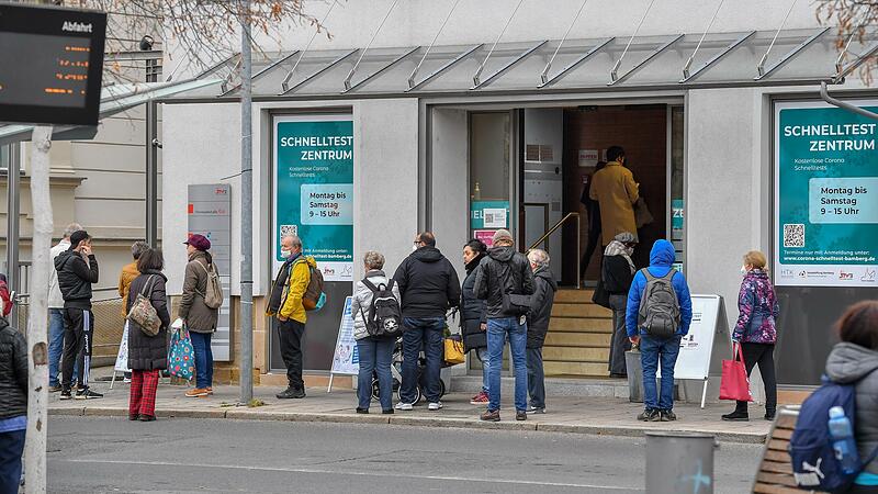 Lange Schlangen vor dem Corona-Service-Center am ZOB