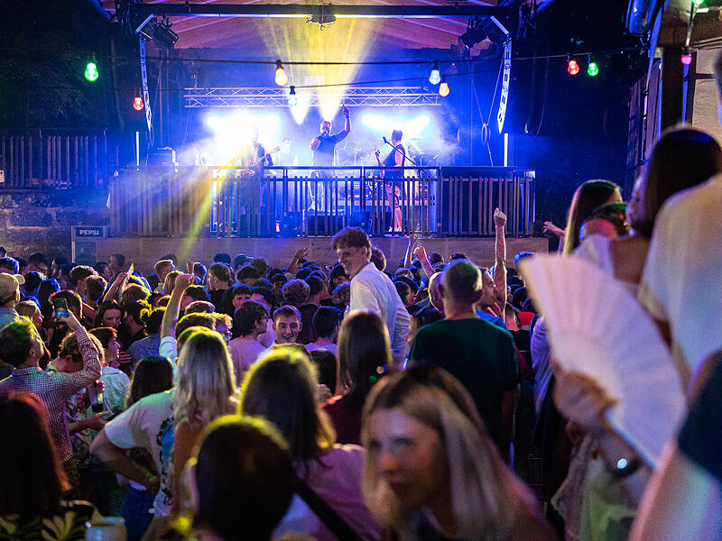 Während des letzten Abends des Annafests herrschte nochmal ausgelassene Stimmung im Kellerwald in Forchheim.Forchheim & Fränkische Schweiz Während des letzten Abends des Annafests herrschte nochmal ausgelassene Stimmung im Kellerwald in Forchheim.