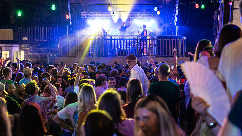 Während des letzten Abends des Annafests herrschte nochmal ausgelassene Stimmung im Kellerwald in Forchheim.Forchheim & Fränkische Schweiz Während des letzten Abends des Annafests herrschte nochmal ausgelassene Stimmung im Kellerwald in Forchheim.