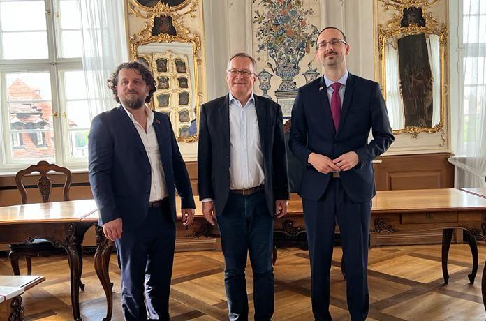 Der Botschafter der Republik Kosovo, Faruk Ajeti (rechts), traf im Bamberger Alten Rathaus mit OB Andreas Starke (Mitte) und Florim Gashi von Dardania Bamberg zusammen.