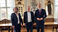 Der Botschafter der Republik Kosovo, Faruk Ajeti (rechts), traf im Bamberger Alten Rathaus mit OB Andreas Starke (Mitte) und Florim Gashi von Dardania Bamberg zusammen.
