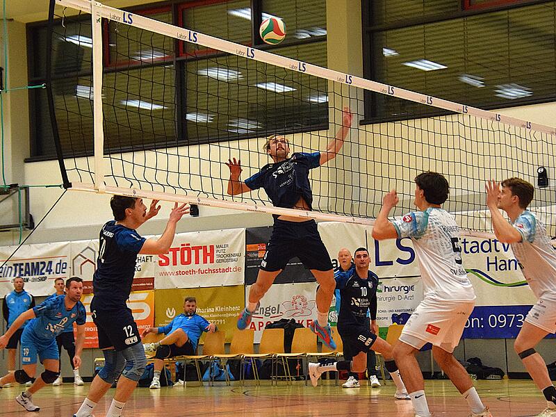 Der Hammelburger Laurens Tippelt versucht die Vorlage von Leon Greinwald mit einem Schmetterball zu verwandeln.