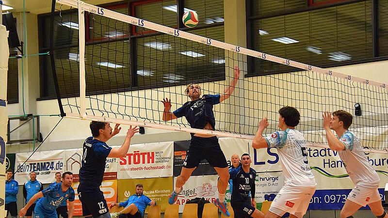 Der Hammelburger Laurens Tippelt versucht die Vorlage von Leon Greinwald mit einem Schmetterball zu verwandeln.