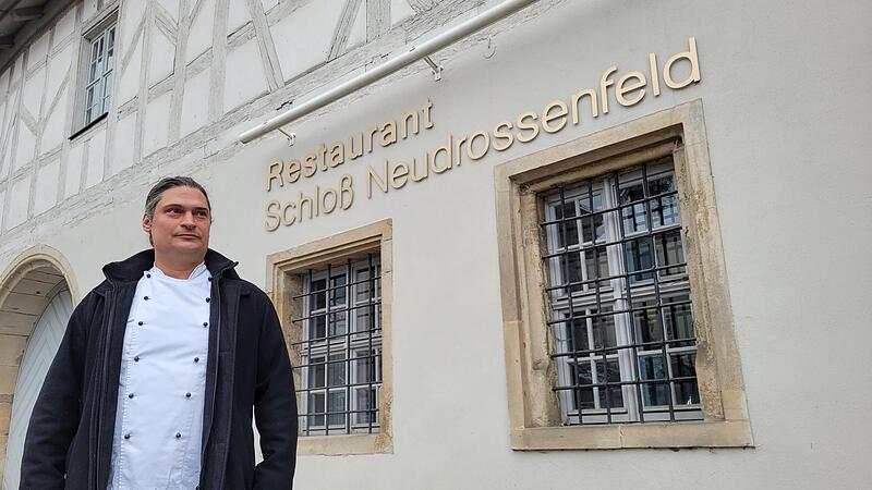 Michael Nelkel, der Wirt des Bräuwercks, vor dem Neudrossenfelder Schloss Michael Nelkel, der Wirt des Bräuwercks, vor dem Neudrossenfelder Schloss