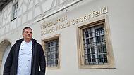 Michael Nelkel, der Wirt des Bräuwercks, vor dem Neudrossenfelder Schloss