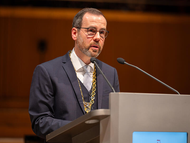Neujahrsempfang der Stadt Bamberg 2024Neujahrsempfang der Stadt Bamberg 2024 Universitätspräsident Kai Fischbach gestand sich in seiner Festansprache ein Gefühl der Hilflosigkeit ein angesichts der sich überlagernden Kriege und Krisen, machte den Gästen aber auch Mut, neue Hoffnung zu schöpfen.