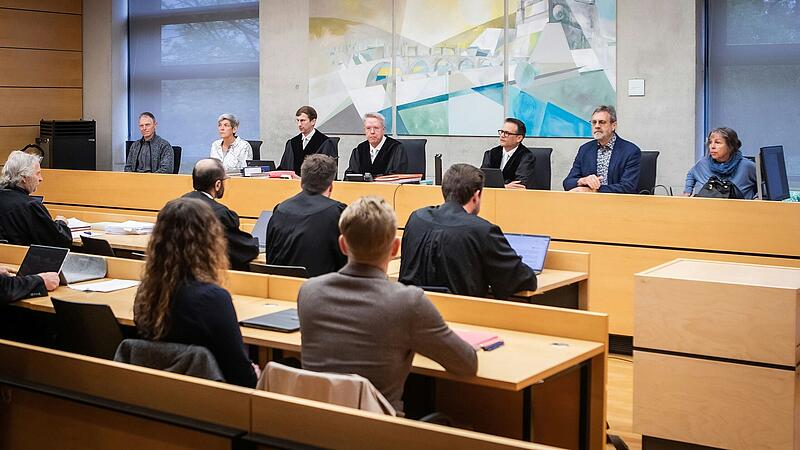 Auftakt zum Prozess um den gewaltsamen Tod eines 14-j&auml;hrigen Sch&uuml;lers aus Lohr. Die Fotografen durften nur Bilder der Prozessbeteiligten ohne den minderj&auml;hrigen Angeklagten machen. Dann begann der Prozess hinter verschlossenen T&uuml;ren.