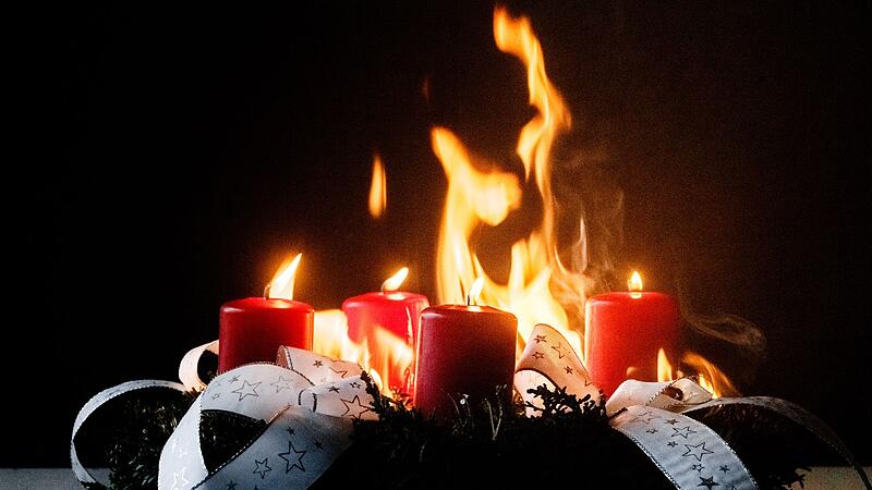Ein Adventskranz brennt