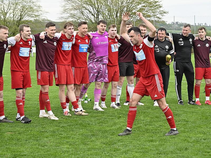 Die Meisterfrage in der Kreisliga Coburg ist gekl&auml;rt. Doch wer schnappt sich hinter dem TSV Meeder um Captain Moritz Gemeinder (vorne) Platz 2?