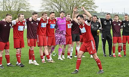 Die Meisterfrage in der Kreisliga Coburg ist gekl&auml;rt. Doch wer schnappt sich hinter dem TSV Meeder um Captain Moritz Gemeinder (vorne) Platz 2?