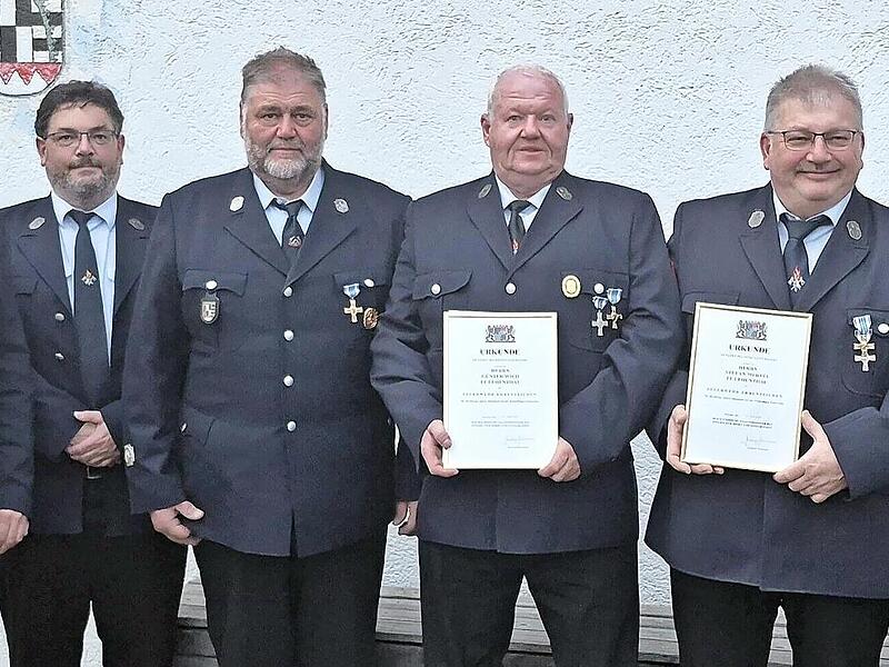 Ortssprecher Wolfgang Michel, B&uuml;rgermeister Ralf Hartnack, 3. Kommandant Marc Gl&auml;ser, 2. Kommandant Wolfgang Braun, G&uuml;nter Wich, Stefan Mertel, Landrat Klaus-Peter S&ouml;llner, 1. Kommandant Thomas Michel, Kreisbrandrat Thomas Hoffmann.