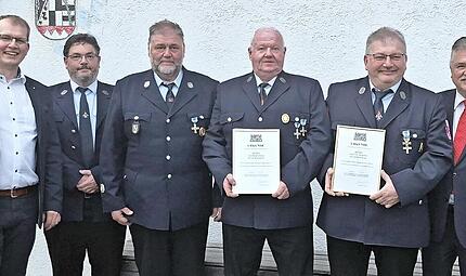 Ortssprecher Wolfgang Michel, Bürgermeister Ralf Hartnack, 3. Kommandant Marc Gläser, 2. Kommandant Wolfgang Braun, Günter Wich, Stefan Mertel, Landrat Klaus-Peter Söllner, 1. Kommandant Thomas Michel, Kreisbrandrat Thomas Hoffmann. Ortssprecher Wolfgang Michel, Bürgermeister Ralf Hartnack, 3. Kommandant Marc Gläser, 2. Kommandant Wolfgang Braun, Günter Wich, Stefan Mertel, Landrat Klaus-Peter Söllner, 1. Kommandant Thomas Michel, Kreisbrandrat Thomas Hoffmann.