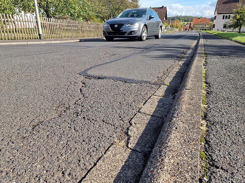 Der Zustand der Stra&szlig;en war eines der bestimmenden Themen der B&uuml;rgerversammlung in Frauenroth. B&uuml;rger kritisierten unter anderem Sch&auml;den und Senken in der Hauptstra&szlig;e.