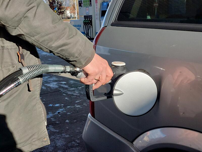 Der Griff zum Zapfhahn nach dem Jahreswechsel 2024: Noch ist von der erh&ouml;hten CO₂-Steuer dort nichts zu sp&uuml;ren.