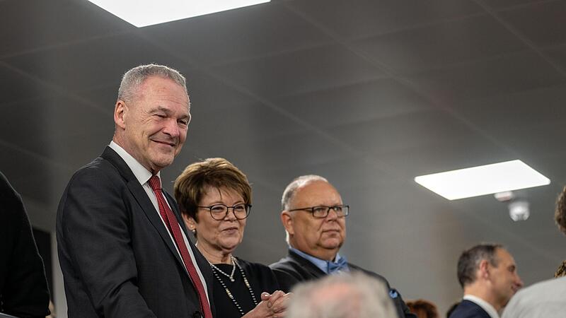 Oberbürgermeister Frank Rebhan (von links), 3. Bürgermeisterin Elke Protzmann und 2. Bürgermeister Martin Stingl begrüßen die Gäste zum Stehempfang der Stadt Neustadt bei Coburg an der Treppe zum 2. Obergeschoss des Rathauses. Oberbürgermeister Frank Rebhan (von links), 3. Bürgermeisterin Elke Protzmann und 2. Bürgermeister Martin Stingl begrüßen die Gäste zum Stehempfang der Stadt Neustadt bei Coburg an der Treppe zum 2. Obergeschoss des Rathauses.
