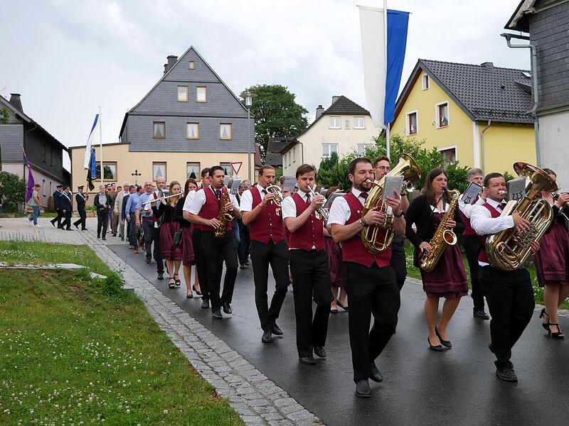 Der Musikverein Birnbaum führte den Festzug durch das Dorf an.
