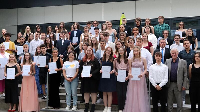 Ehre wem Ehre geb&uuml;hrt: Nach der pers&ouml;nlichen Urkunden-&Uuml;berreichung versammeln sich die Geehrten zum Gruppenfoto.