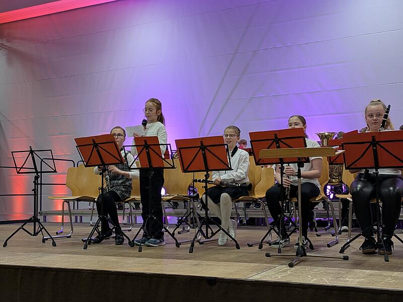 Das Vororchester spielte als zweites.