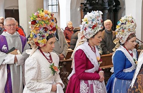 Die Trachten mit den prachtvollen hohen Kopfbedeckungen der jungen Frauen begeisterten die Besucher des Gottesdienstes.