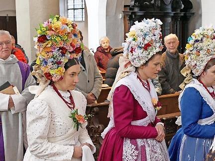 Die Trachten mit den prachtvollen hohen Kopfbedeckungen der jungen Frauen begeisterten die Besucher des Gottesdienstes.