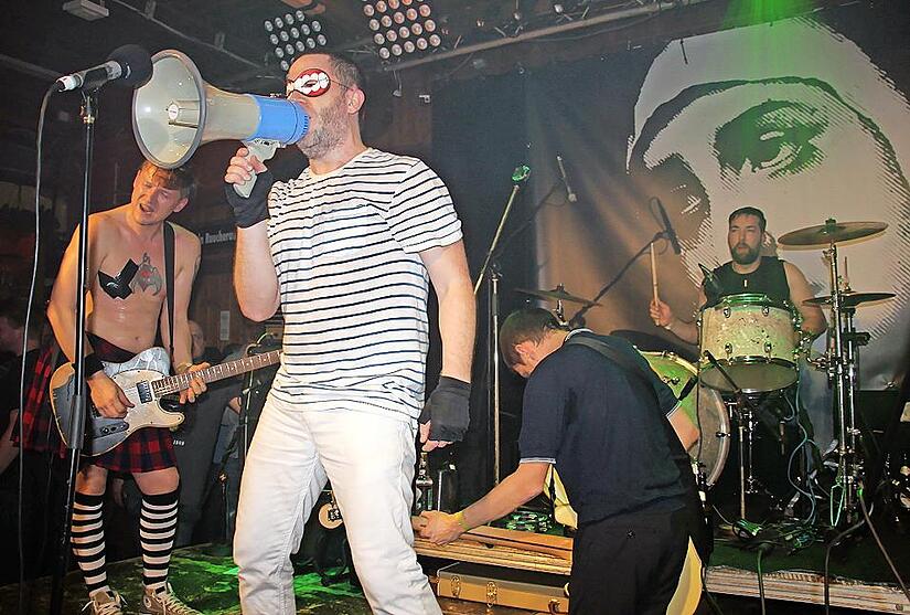 Die &bdquo;Go Faster Nuns&ldquo; sind wieder da! Beim Weihnachtsfestival im &bdquo;Nepomuk&ldquo; werden (von links) Thomas Guzy, Dieter M&uuml;ller, Armin Gierth und Matthias Kramer rocken, bis sich die Balken biegen.