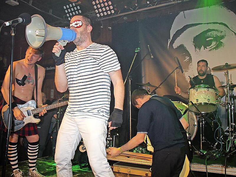 Die &bdquo;Go Faster Nuns&ldquo; sind wieder da! Beim Weihnachtsfestival im &bdquo;Nepomuk&ldquo; werden (von links) Thomas Guzy, Dieter M&uuml;ller, Armin Gierth und Matthias Kramer rocken, bis sich die Balken biegen.