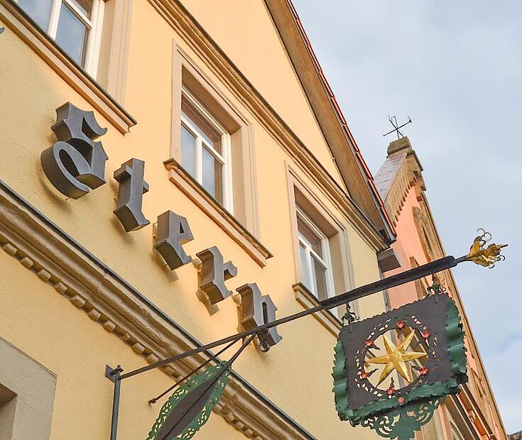 So ein Ausleger ist schon etwas Besonderes. Fr&uuml;her hie&szlig; es: Ragt der Ausleger &uuml;ber die Stra&szlig;e, ist das Wirtshaus offen. Das stimmt heute nicht mehr. Das &uuml;ber 400 Jahre alte Gasthaus schlie&szlig;t unter den Aum&uuml;llers. Immerhin Es sucht einen neuen P&auml;chter.