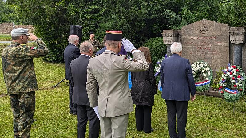 Deutsch-französische Gedenkminute nach der Kranzniederlegung vor dem französischen Gefallenendenkmal.