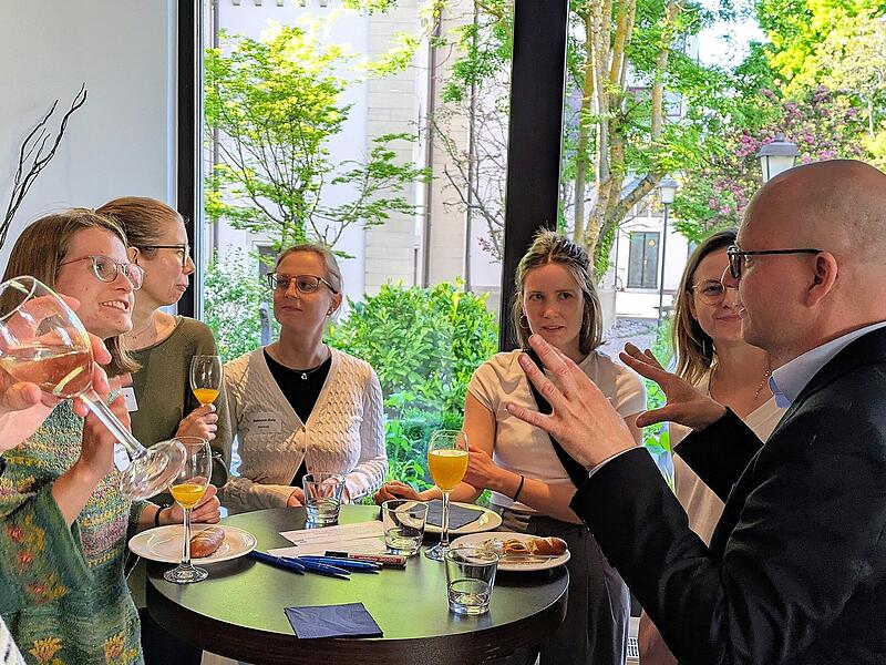 Landpartie Allgemeinmedizin: Berufschancen in Bad Kissingen Oberbürgermeister Dr. Dirk Vogel (rechts) im Gespräch mit Medizin-Studierenden