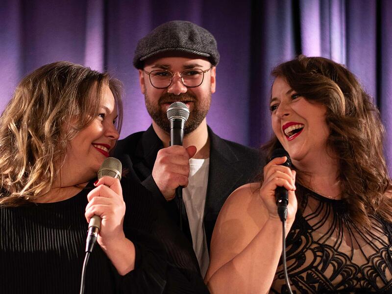 Claudia Zirnsack, Johannes Pflaum und Nathalie Bauer (v.&nbsp;l.) treten beim Open-Air in Schloss J&auml;gersburg auf.