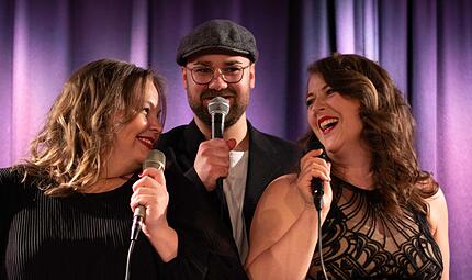 Claudia Zirnsack, Johannes Pflaum und Nathalie Bauer (v.&nbsp;l.) treten beim Open-Air in Schloss J&auml;gersburg auf.