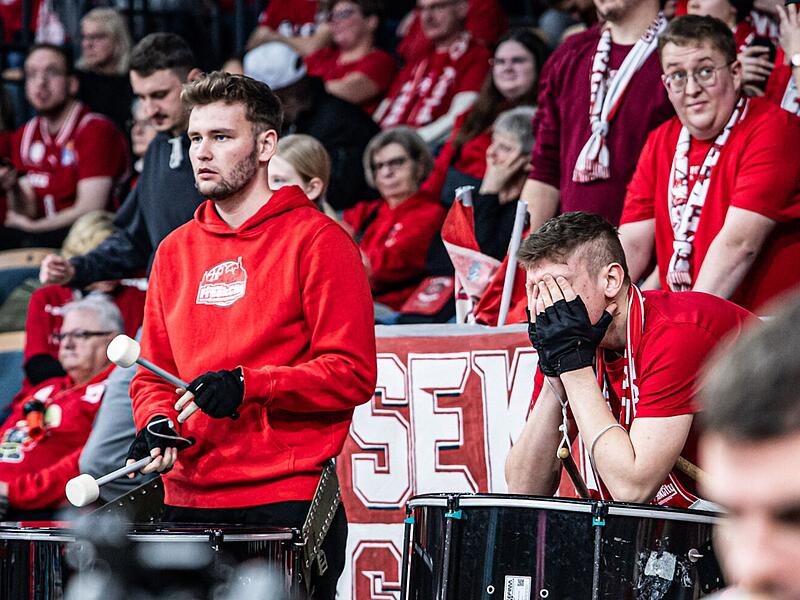 Marc Berge (links), Vorsitzender des Fanclubs Freak City Frankenpower, ist wie viele andere Bamberger Fans von den Rahmbedingungen in M&uuml;nchen nicht begeistert.