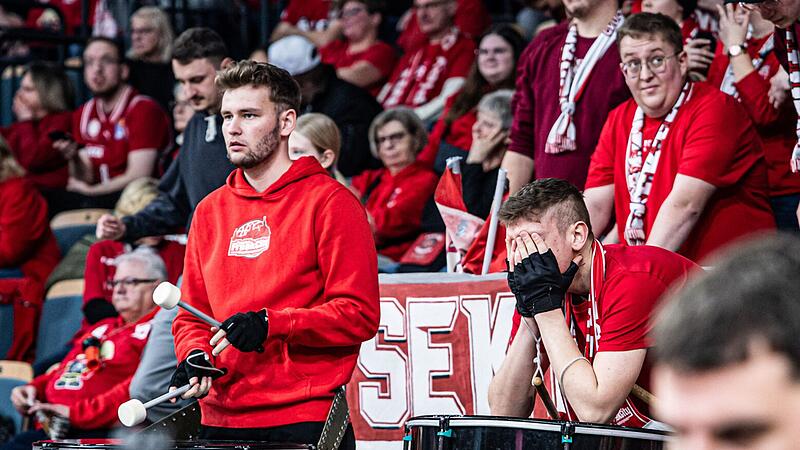 Marc Berge (links), Vorsitzender des Fanclubs Freak City Frankenpower, ist wie viele andere Bamberger Fans von den Rahmbedingungen in München nicht begeistert. Marc Berge (links), Vorsitzender des Fanclubs Freak City Frankenpower, ist wie viele andere Bamberger Fans von den Rahmbedingungen in München nicht begeistert.